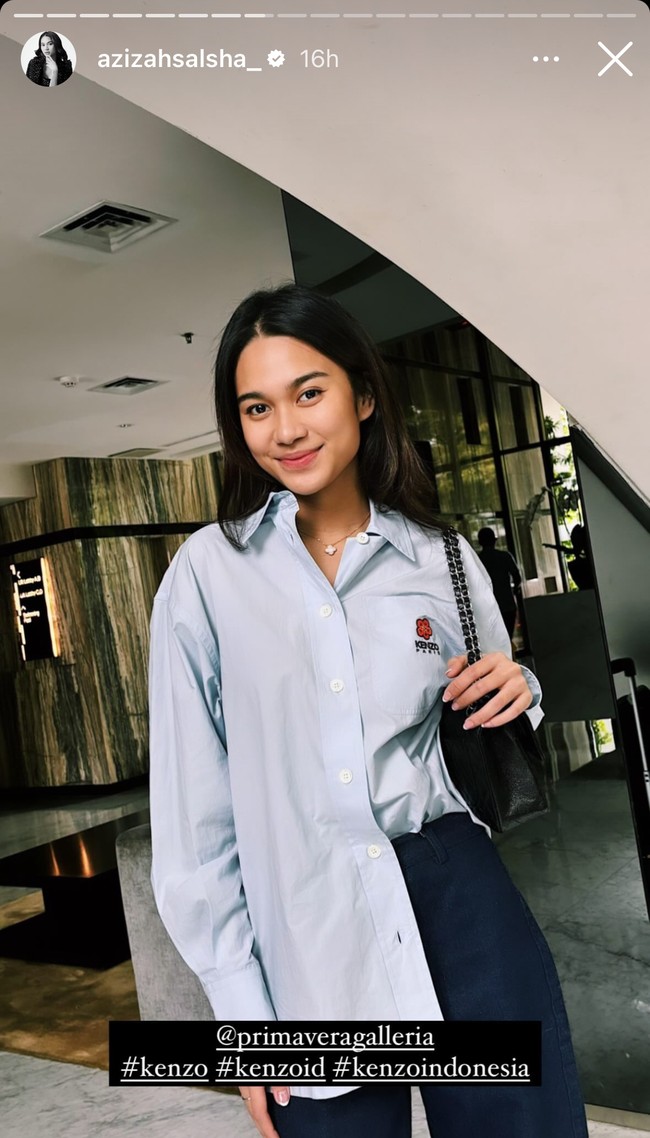 Ia kemudian memadukan kemeja tersebut dengan celana high-waist yang berpotongan melebar ke bawah. Kemeja tersebut dimasukkannya setengah, hingga memberi look asimetris. (Foto: Instagram)