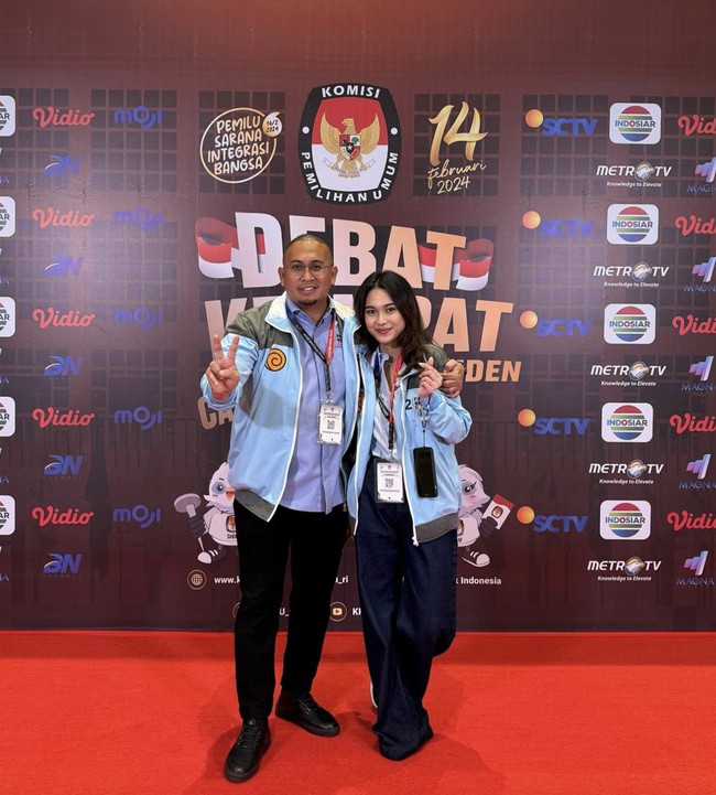 Azizah adalah anak Andre Rosiade, politikus Gerindra sekaligus anggota DPR RI. Perempuan yang akrab disapa Zize itu terlihat duduk berbarengan dengan beberapa tokoh yang mendukung paslon 2 seperti Gubernur Jawa Timur Khofifah Indar Parawansa dan Menteri BUMN Erick Thohir. (Foto: Instagram)