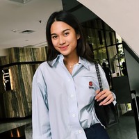 Ia kemudian memadukan kemeja tersebut dengan celana high-waist yang berpotongan melebar ke bawah. Kemeja tersebut dimasukkannya setengah, hingga memberi look asimetris. (Foto: Instagram)