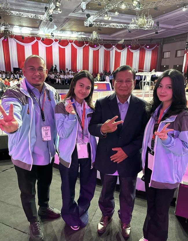 Tidak ketinggalan, tas hitam Chanel dan sepasang sneakers Air Jordan ikut menemani gayanya yang urban itu. (Foto: Instagram)