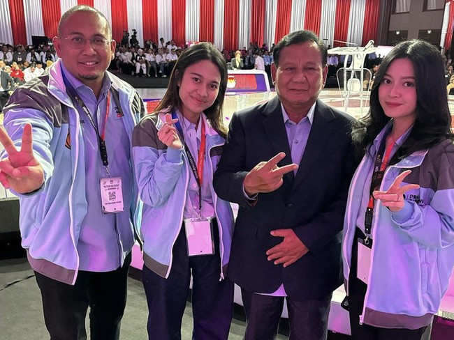 Debat Pilpres 2024 di Jakarta Convention Center, Minggu (21/1/2024), ramai dengan kehadiran para pendukung masing-masing paslon. Di barisan suporter Prabowo-Gibran, ada sosok Azizah Salsha. (Foto: Instagram)