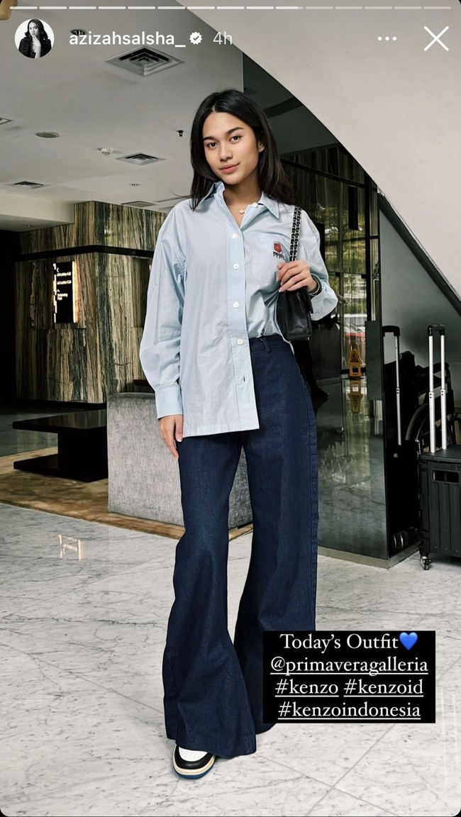 Sebelum datang ke acara, Azizah sempat memasang foto OOTD nonton debat pilpres 2024 di Instagram Stories. Kemeja biru oversized keluaran Kenzo menjadi andalan perempuan 22 tahun itu. Ia menyertakan nama akun dan tagar label fashion Jepang yang berbasis di Paris, Prancis. Biru muda kemeja Azizah senada dengan seragam tim sukses paslon 2. (Foto: Instagram)