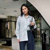 Sebelum datang ke acara, Azizah sempat memasang foto OOTD nonton debat pilpres 2024 di Instagram Stories. Kemeja biru oversized keluaran Kenzo menjadi andalan perempuan 22 tahun itu. Ia menyertakan nama akun dan tagar label fashion Jepang yang berbasis di Paris, Prancis. Biru muda kemeja Azizah senada dengan seragam tim sukses paslon 2. (Foto: Instagram)