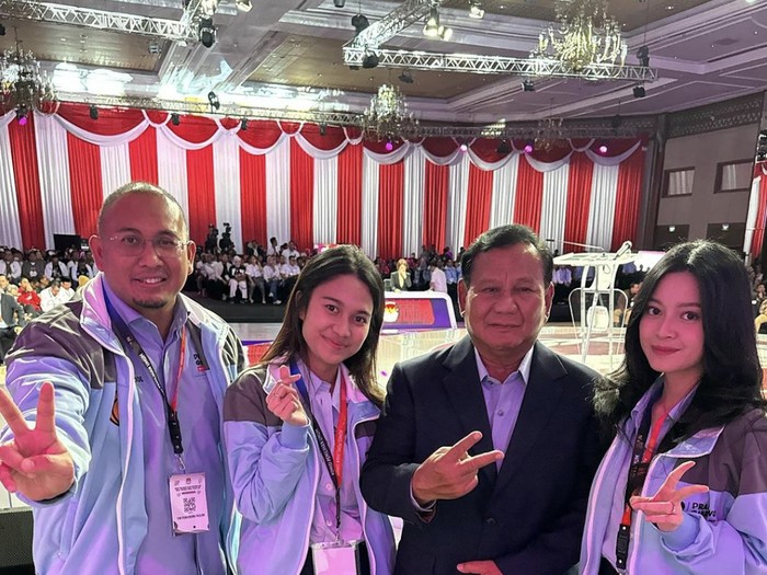 Gaya Azizah Salsha Nonton Debat Pilpres 2024