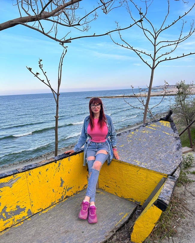 Sebelum jadi supir, Georgeta kuliah jurusan manajemen dan pernah bekerja di beberapa toko untuk mendanai sekolahnya. Wanita itu ternyata juga pernah belajar makeup dan tata rambut sebelum akhirnya mendaftar les menyetir truk.  Foto: Instagram Georgeta