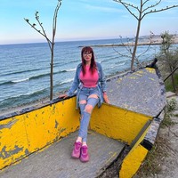 Sebelum jadi supir, Georgeta kuliah jurusan manajemen dan pernah bekerja di beberapa toko untuk mendanai sekolahnya. Wanita itu ternyata juga pernah belajar makeup dan tata rambut sebelum akhirnya mendaftar les menyetir truk.  Foto: Instagram Georgeta