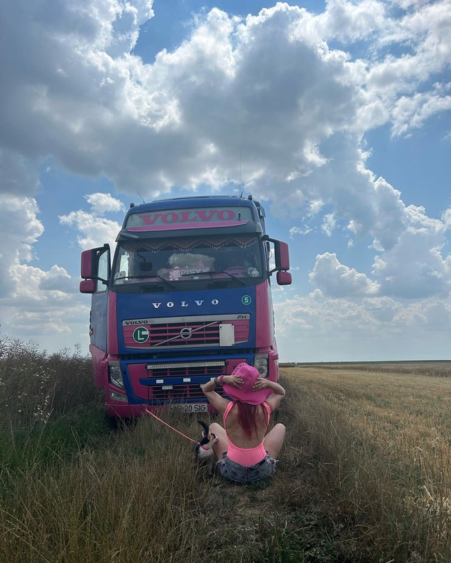 Georgeta menambahkan sisi feminin dalam profesinya dianggap maskulin. Hal itu baru bisa dilakukannya setelah bekerja secara independen karena perusahaan biasanya tidak memperbolehkan truk dimodifikasi. Meski kini bangga dengan kewanitaanya, diakui bahwa di awal karier ia sempat menutupinya. Ketika pertama kali mengendarai truk, aku potong rambut jadi pendek, beli busana pria, Foto: Instagram Georgeta