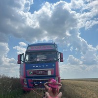 Georgeta menambahkan sisi feminin dalam profesinya dianggap maskulin. Hal itu baru bisa dilakukannya setelah bekerja secara independen karena perusahaan biasanya tidak memperbolehkan truk dimodifikasi. Meski kini bangga dengan kewanitaanya, diakui bahwa di awal karier ia sempat menutupinya. Ketika pertama kali mengendarai truk, aku potong rambut jadi pendek, beli busana pria, Foto: Instagram Georgeta