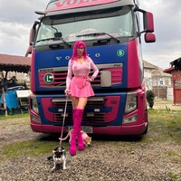 Dilansir Oddity Central, Georgeta yang awalnya bekerja di Spanyol baru saja kembali ke negaranya. Ia membawa truk pink kesayangan dan mulai bekerja sendiri. Agar merasa nyaman sepanjang hari menghabiskan waktu menyetir dalam mobil, wanita 35 tahun tersebut mendekorasi tempat kerjanya secantik mungkin. Foto: Instagram Georgeta