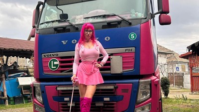 Penampilan Wanita Dijuluki Sopir Truk Barbie, Gaya Sampai Mobil Serba Pink