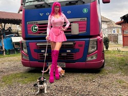 Penampilan Wanita Dijuluki Sopir Truk Barbie, Gaya Sampai Mobil Serba Pink