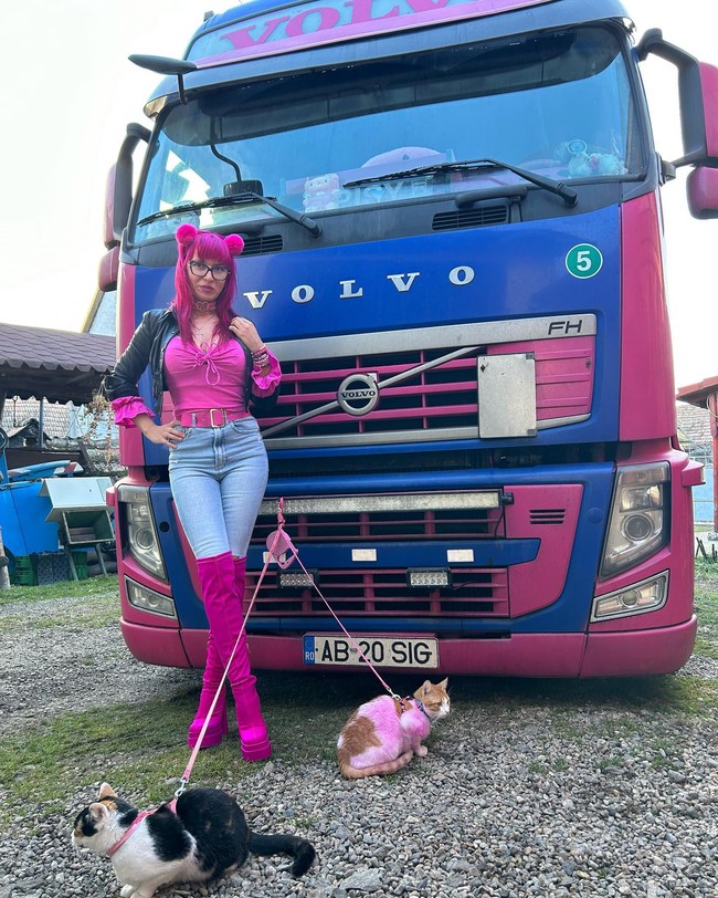 Georgeta dijuluki Romanian Barbie karena gayanya yang serba pink dan feminin. Sekilas kamu pun tidak akan menyangka jika pekerjaannya adalah supir. Georgeta bahkan sudah mengendarai truk selama 12 tahun. Foto: Instagram Georgeta