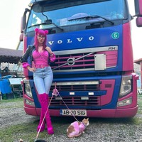 Georgeta dijuluki Romanian Barbie karena gayanya yang serba pink dan feminin. Sekilas kamu pun tidak akan menyangka jika pekerjaannya adalah supir. Georgeta bahkan sudah mengendarai truk selama 12 tahun. Foto: Instagram Georgeta
