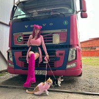 Meski masih didominasi kaum pria, semakin banyak wanita yang memilih profesi sebagai supir. Georgeta asal Romania adalah salah satunya yang jadi viral karena penampilan dan kendaraannya yang serba pink. Foto: Instagram Georgeta