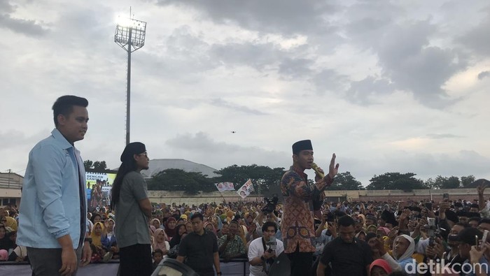 Gibran bareng Gus Miftah di Stadion Utama Kebon Dalem, Kendal, Jawa Tengah, Senin (22/1/2024)