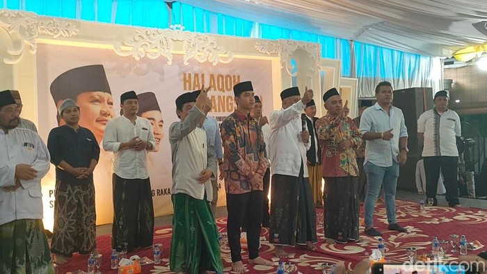 Gibran saat berkunjung ke Ponpes di Batang, Senin (22/1/2024).