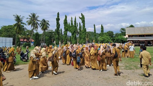 Guru honorer SDN dan SMP yang berkumpul di lapangan eks kantor Bupati Bima untuk audensi dengan Komisi IV DPRD Kabupaten Bima, NTB, Senin (22/1/2024). (Rafiin/detikBali)