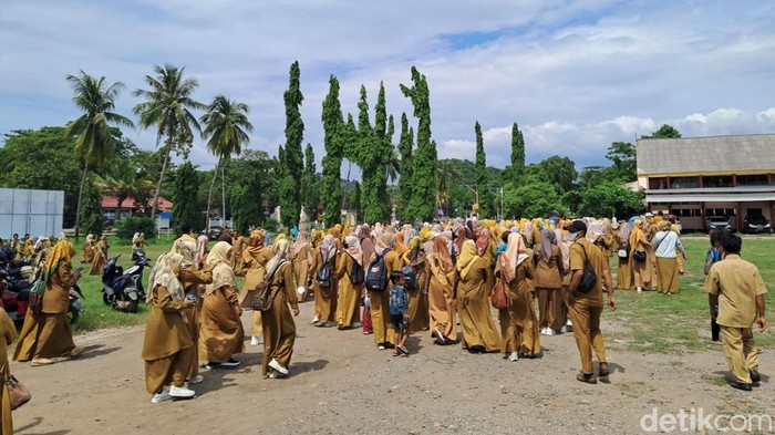 Guru honorer SDN dan SMP yang berkumpul di lapangan eks kantor Bupati Bima untuk audensi dengan Komisi IV DPRD Kabupaten Bima, NTB, Senin (22/1/2024). (Rafiin/detikBali)