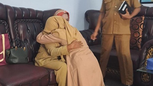 Guru honorer SDN Inpres di Bima, NTB, yang sempat dilarang mengajar kini aktif lagi setelah bersamai dengan kepsek.