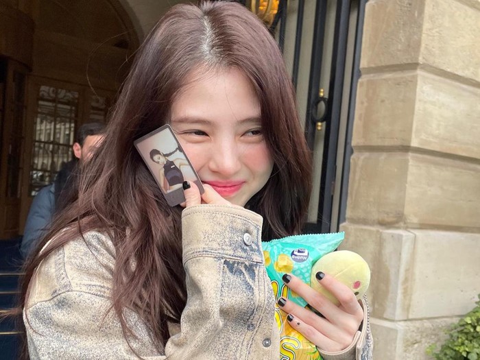 Han So Hee girang mendapat photocard Jennie BLACKPINK