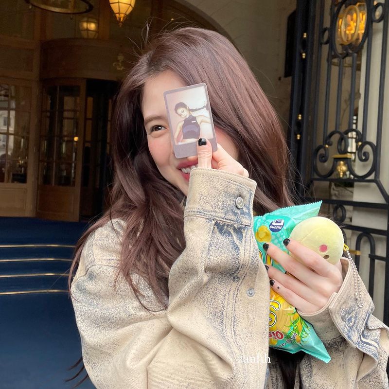 Han So Hee girang mendapat photocard Jennie BLACKPINK