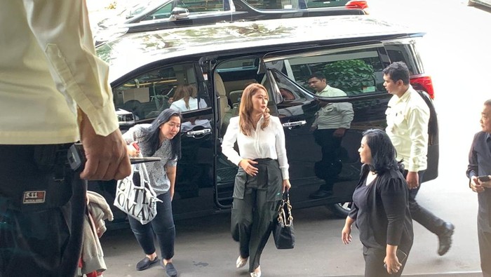 Hotman dan Inul di Kantor Kemenko Perekonomian.