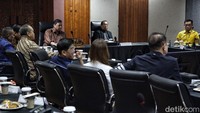 Menteri Perekonomian Airlangga Hartarto menerima para pengusaha tempat hiburan antara lain Hotman Paris, Inul Daratista dan Haryadi Sukamdani di kantornya, Jl Lapangan Banteng Timur, Jakarta Pusat, Senin (22/1/2024).