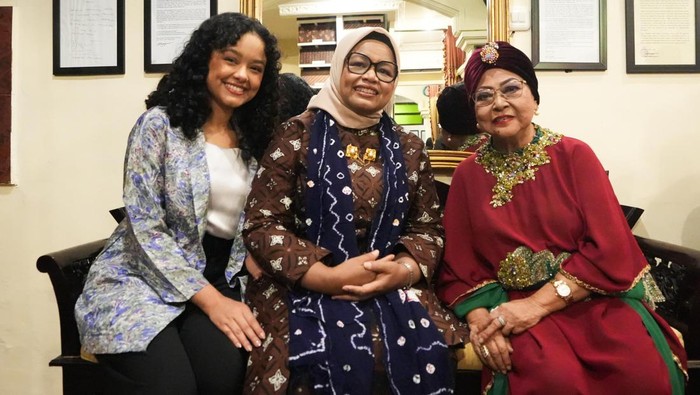 Istri capres Anies Baswedan, Fery Farhati, di kediaman Waldjinah, Solo, Senin (22/1/2024).