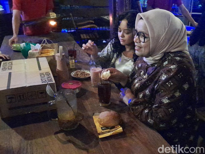 Istri dan putri capres nomor urut 01, Feri Farhati dan Mutiara Baswedan, makan malam di Wedangan Gareng, Kota Solo, Senin (22/1/2024) malam.