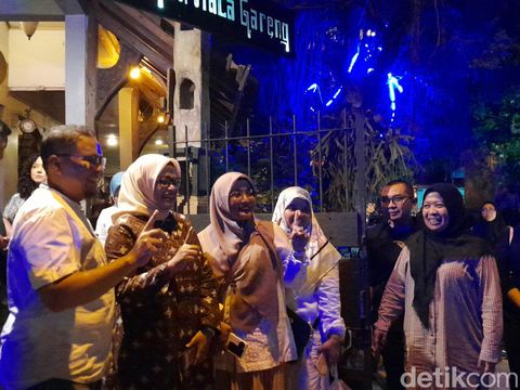 Istri dan putri capres nomor urut 01, Feri Farhati dan Mutiara Baswedan, makan malam di Wedangan Gareng, Kota Solo, Senin (22/1/2024) malam.