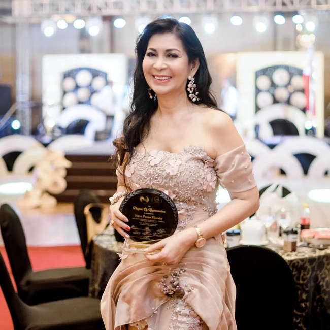 Tahun lalu, Miss Universe Organization telah menghapus batas usia untuk para finalisnya. Mulai 2024, mereka yang berusia lebih dari 28 tahun pun diperbolehkan mendaftar. Jocelyn Cubales pun memecahkan rekor sebagai kontestan Miss Universe Filipina tertua. Foto: Instagram