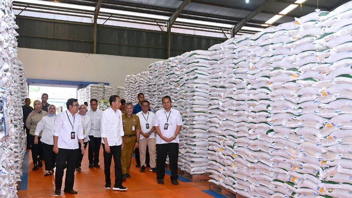 Jokowi cek gudang bulog di Bengkal Lor Temanggung (Foto: Muchlis Jr - Biro Pers Sekretariat Presiden)