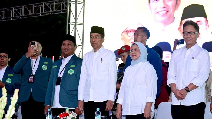 Jokowi di acara Apel Santri dan Pelajar Emas 2045 serta Silaturahmi dengan para Guru Ngaji se-Pulau Jawa yang digelar di Kalianget, Kabupaten Wonosobo, Jateng.