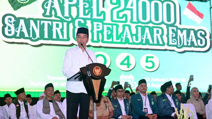 Jokowi di Apel Santri dan Pelajar Emas 2045 serta Silaturahmi dengan para Guru Ngaji se-Pulau Jawa yang digelar di Lapangan Sepak Bola Taman Rekreasi Kalianget, Kabupaten Wonosobo, Provinsi Jawa Tengah.