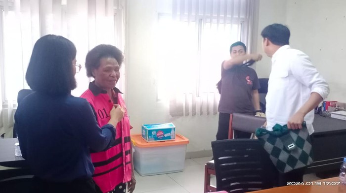 Kades Kasih, Agustina Antoh saat kenakan rompi pink Kejaksaan Negeri Sorong.