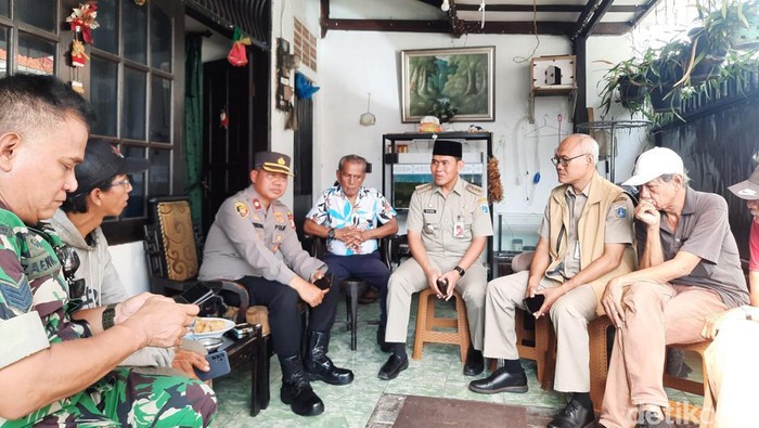 Kapolsek Tebet Kompol Murodih melayat ke rumah duka korban tewas tembok roboh.