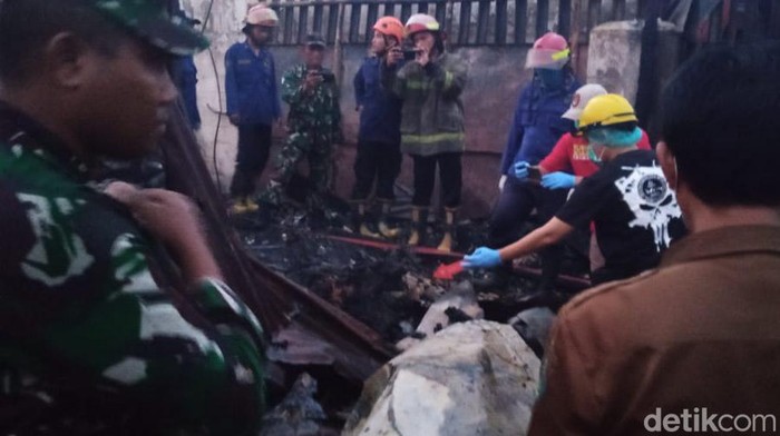Kebakaran gudang aluminium di Sidoarjo yang tewaskan seorang pekerja.