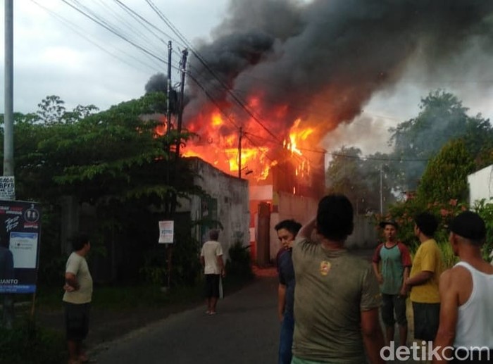 kebakaran gudang aluminium sidoarjo tewaskan seorang pekerja