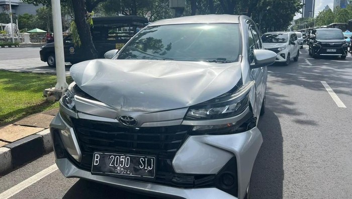 Kecelakaan beruntun libatkan 3 kendaraan di Jalan Medan Merdeka Selatan, Jakarta Pusat.