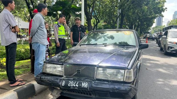 Kecelakaan beruntun libatkan 3 kendaraan di Jalan Medan Merdeka Selatan, Jakarta Pusat.