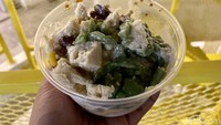 Sebagai menu penutup, di sini tersedia menu es cendol melaka seharga Rp 35.000. Menu es cendol ini disajikan dengan jagung manis, kacang merah, dan durian. Foto: detikcom