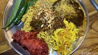 Paket nasi banjir dengan lauk ayam goreng mamak dibanderol Rp 49.000. Kemudian kami memilih nasi briyani juga tambahan okra dan cabai hijau. Foto: detikcom
