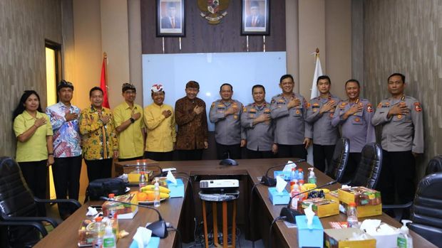 Kaops NCS Irjen Asep Edi Suheri bertemu Ketua Umum PHDI, Wisnu Bawa Tenaya. (Foto: Dok. Polri)