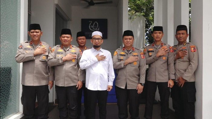 Kepala Operasi Nusantara Cooling System (Kaops NCS) Irjen Asep Edi Suheri mengunjungi tiga tokoh lintas agama.