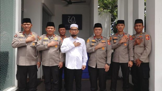 Foto: Kepala Operasi Nusantara Cooling System (Kaops NCS) Irjen Asep Edi Suheri mengunjungi tiga tokoh lintas agama. (Dok. Polri)