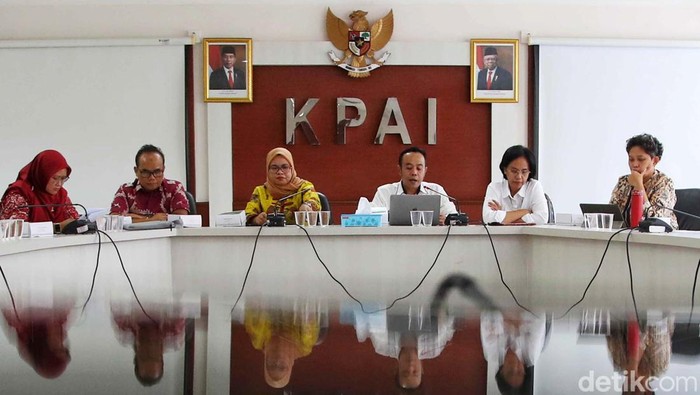 Ketua KPAI Ai Maryati Solihah menggelar konferensi pers di kantornya, Senin (22/1/2024). Ai Maryati memberikan keterangan terkait laporan akhir tahun 2023 yang akan diserahkan ke Presiden Jokowi.