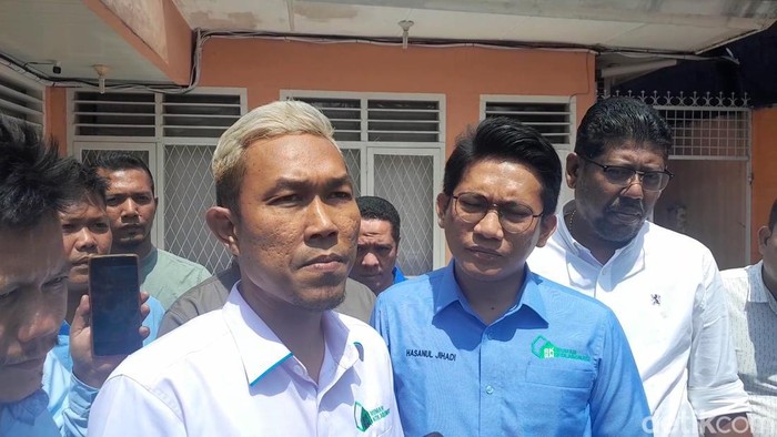 Ketua RKBN Muhammad Asril (rambut putih) usai dipanggil Bawaslu Sumut (Nizar Aldi/detikSumut)