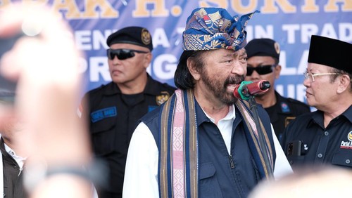 Ketua Umum Partai NasDem saat menyampaikan orasi politik saat Kampanye Akbar Partai NasDem di Lombok Timur, NTB, Senin (22/1/2024).