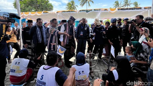 Ketum Partai NasDem saat mengunjungi sentra pengerajin tenun di Desa Pringgasela, Kecamatan Pringgasela, Lombok Timur pada Senin (22/1/2024). (Helmy Akbar / detikBali)