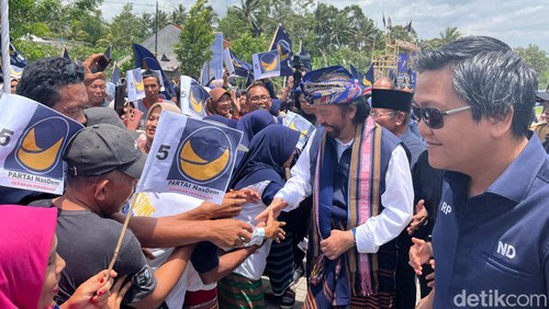 Ketum Partai NasDem saat mengunjungi sentra pengerajin tenun di Desa Pringgasela, Kecamatan Pringgasela, Lombok Timur pada Senin (22/1/2024). (Helmy Akbar / detikBali)